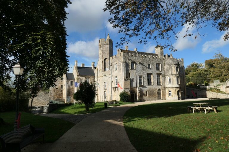 Château médiéval de Creully – Musée de la radio 