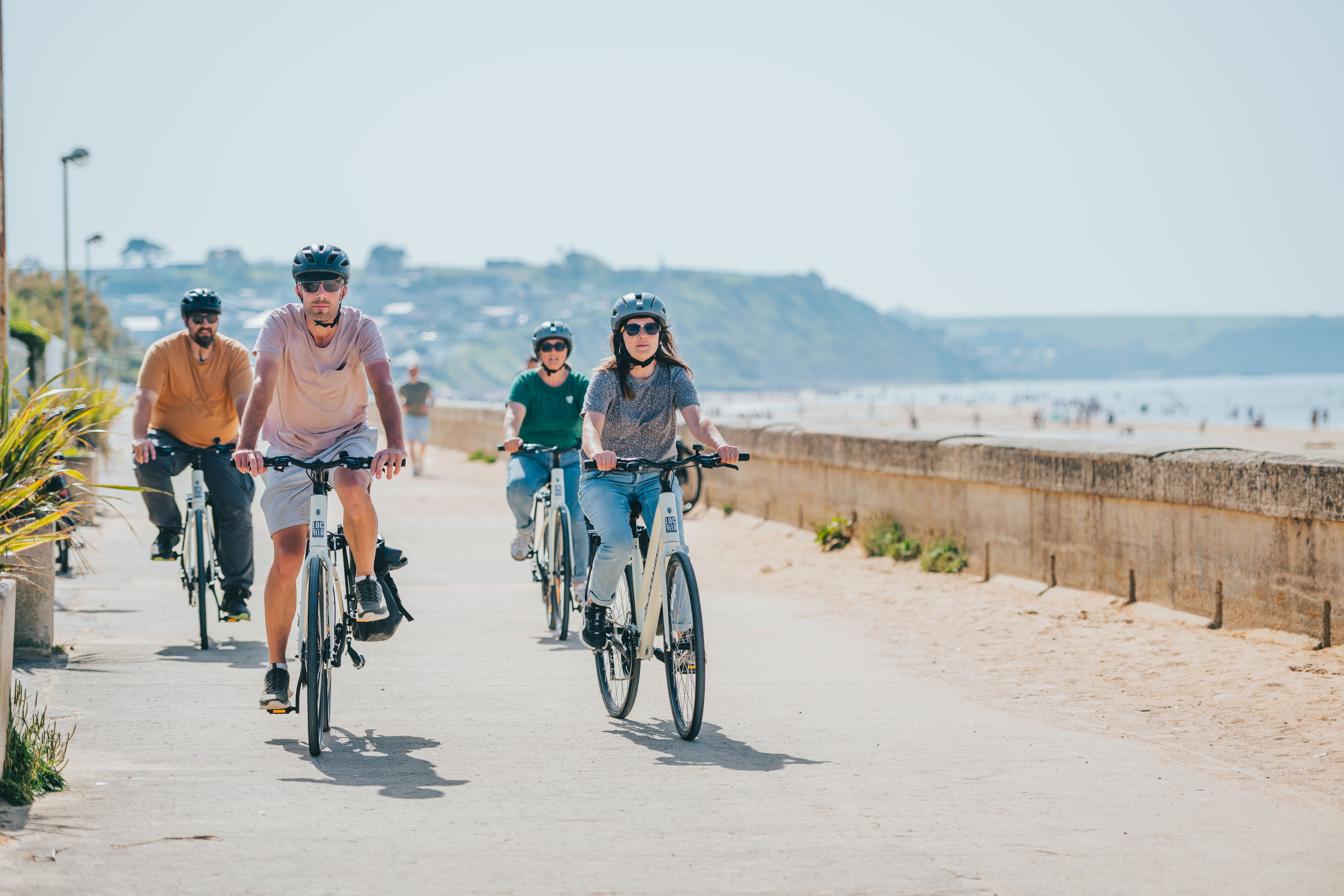 Groupe à vélo sur la digue d’Asnelles