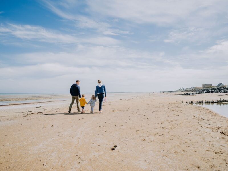 balade à la plage en famille sur le sable