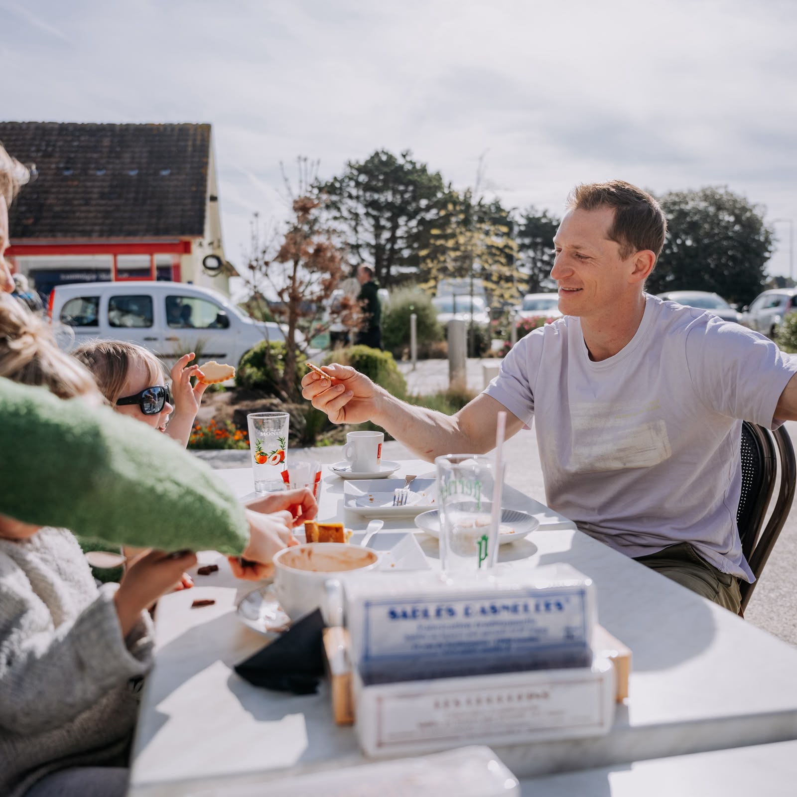 Dégustation de produits locaux chez un producteur normand