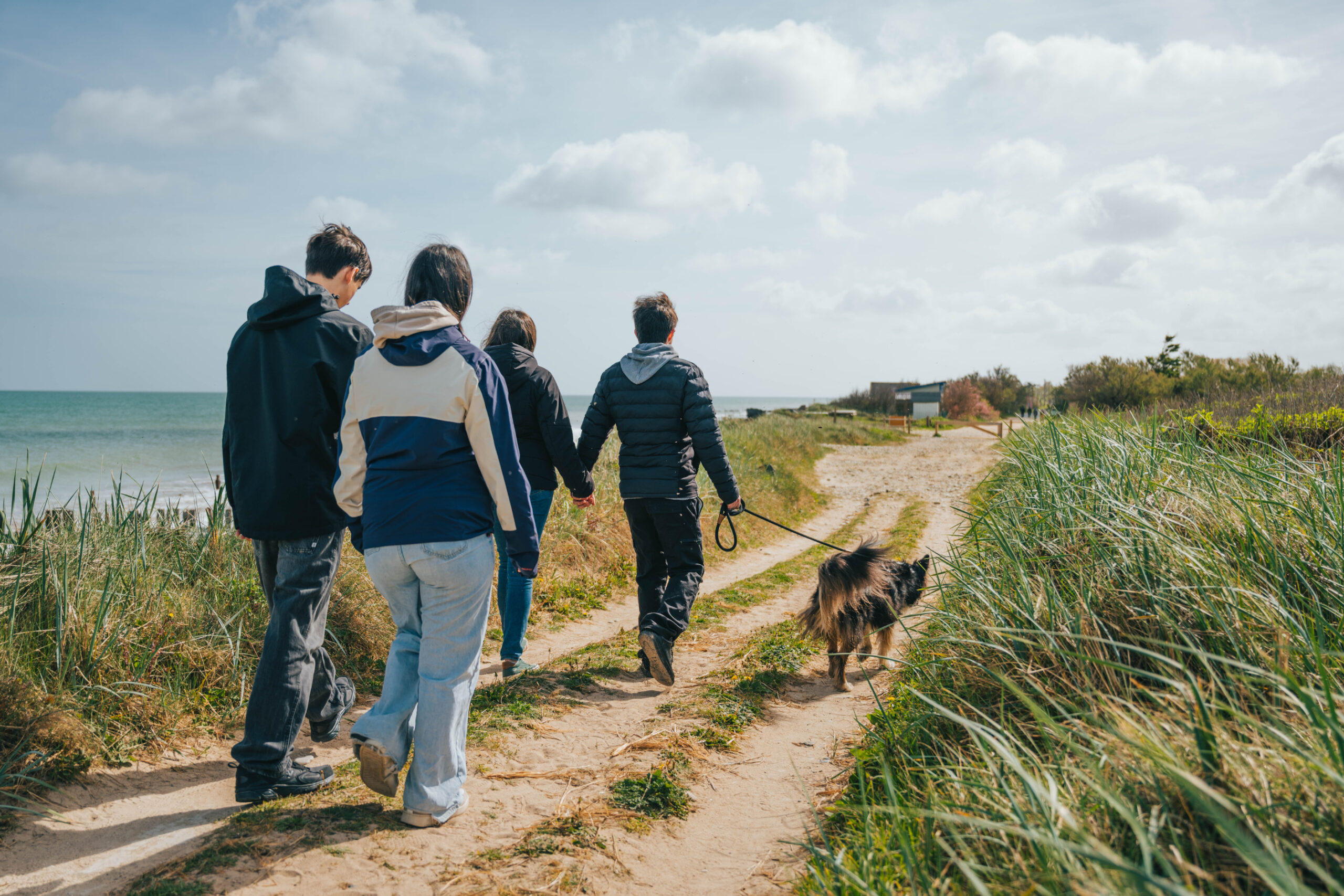 Randonneurs sur le GR223 le long du littoral